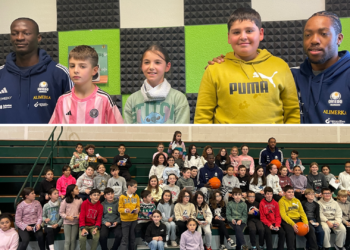 Los jugadores del Alimerka OCB ilusionan el L’Ablanu
